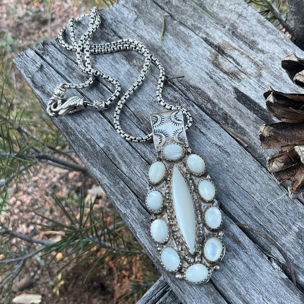 🌙 Native American Mother of Pearl Pendant & Thai Silver Chain - Picture 2 of 13